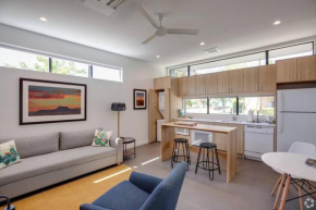 Unique Design 2-bedroom Apartment - 80 Walkscore!